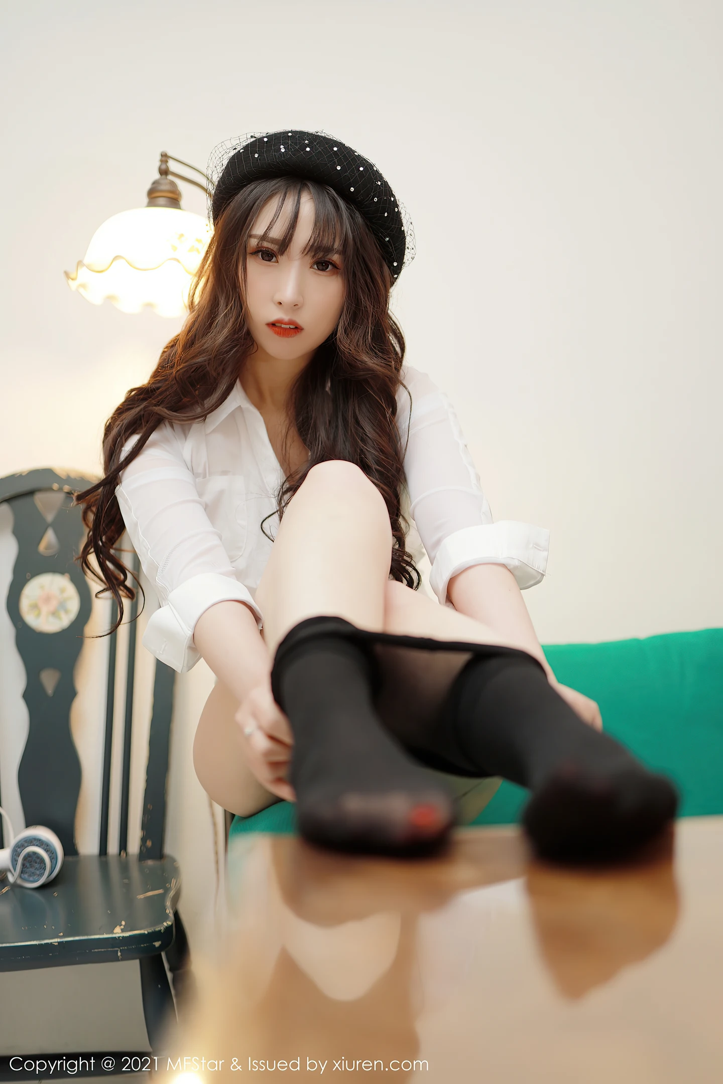 [MFStar模范学院]Vol.463_嫩模小波多JK制服主题黑短裙下无内黑丝裤袜秀翘臀诱惑写真37P-秀人网 - XiuRen.Xyz